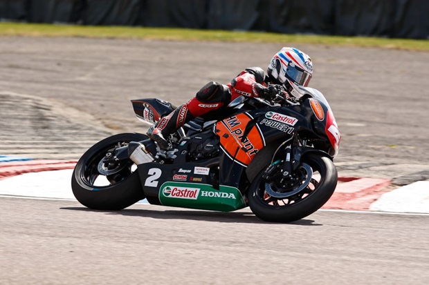 2009 Senior TT winner Steve Plater on his way to victory at Thruxton (Ian Hopgood)